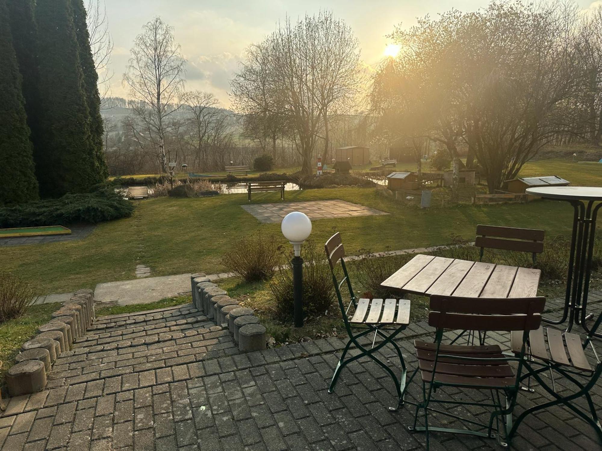 Hotel Am Laerchenberg I Fruehstueck, Wlan, Parkplatz Schirgiswalde-Kirschau Ngoại thất bức ảnh