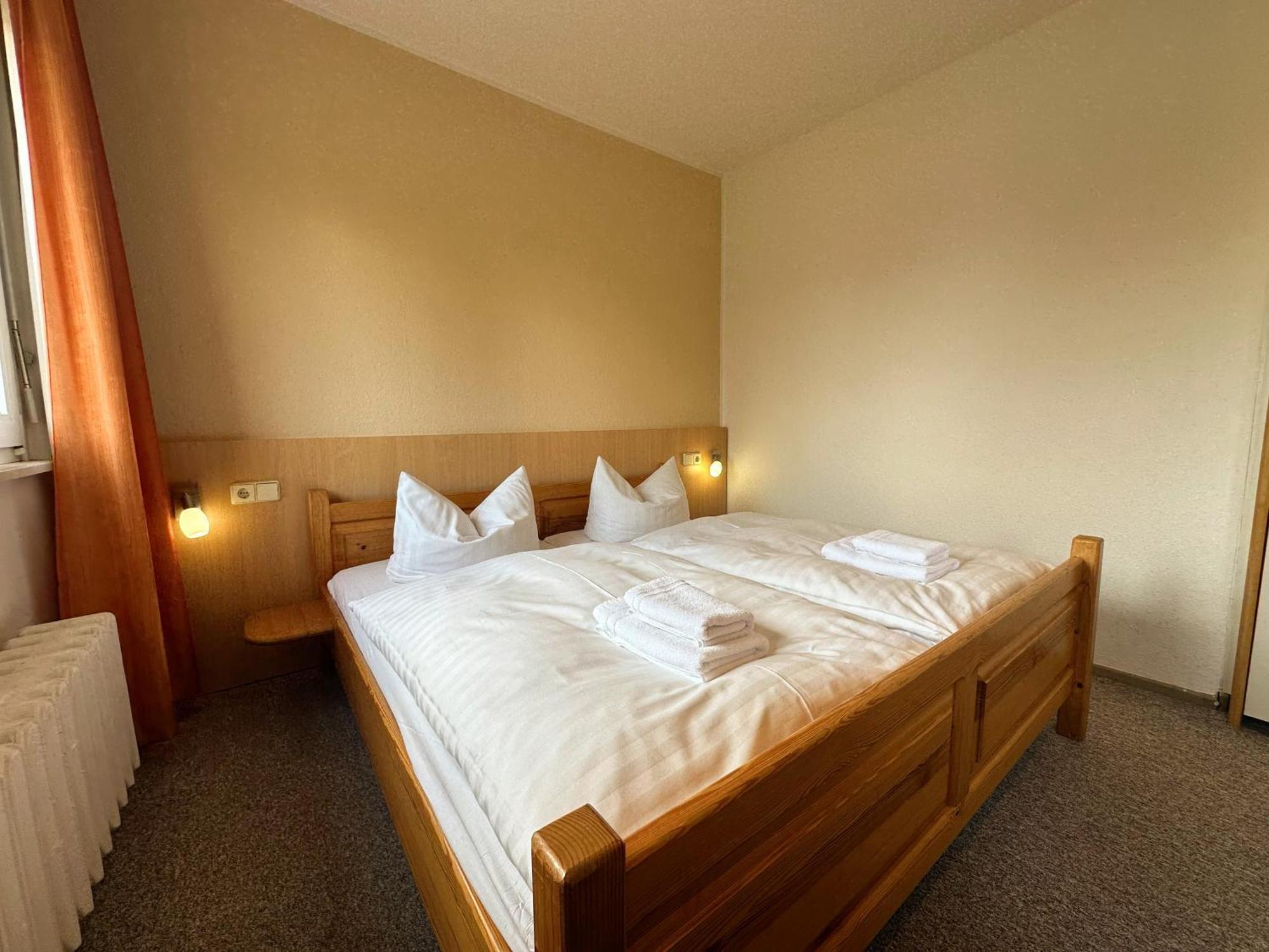 Hotel Am Laerchenberg I Fruehstueck, Wlan, Parkplatz Schirgiswalde-Kirschau Ngoại thất bức ảnh
