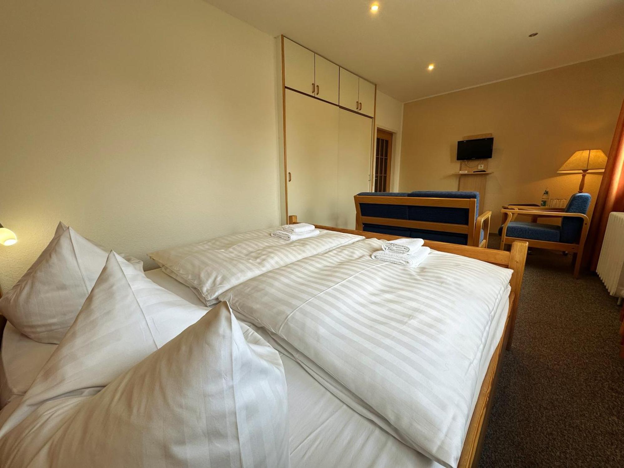 Hotel Am Laerchenberg I Fruehstueck, Wlan, Parkplatz Schirgiswalde-Kirschau Ngoại thất bức ảnh