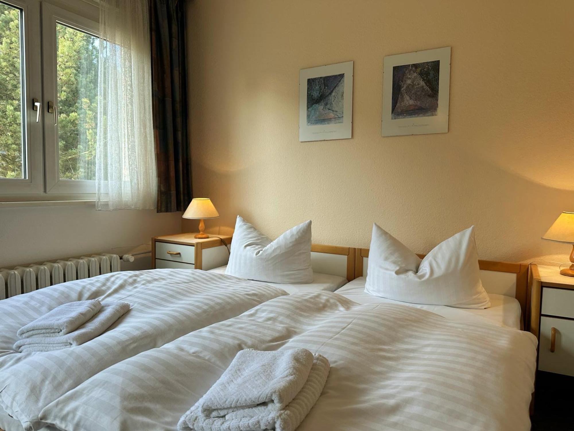 Hotel Am Laerchenberg I Fruehstueck, Wlan, Parkplatz Schirgiswalde-Kirschau Ngoại thất bức ảnh